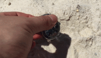 有國外網友把自己的黑水鬼 扔到佛羅里達州的海灘上進行測試 歷經3年風吹日曬之后 表的狀態依舊能打 視頻來源：YouTube @KENFL74